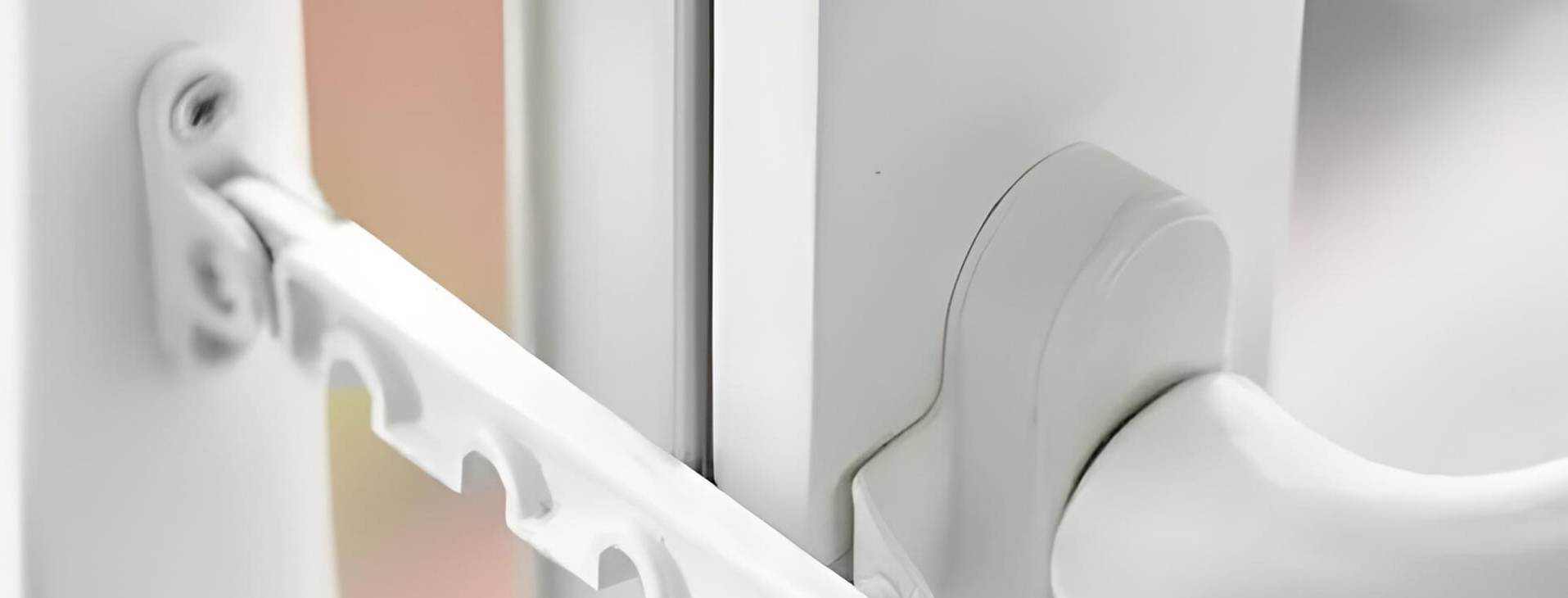 Установка ограничителя на пластиковые окна