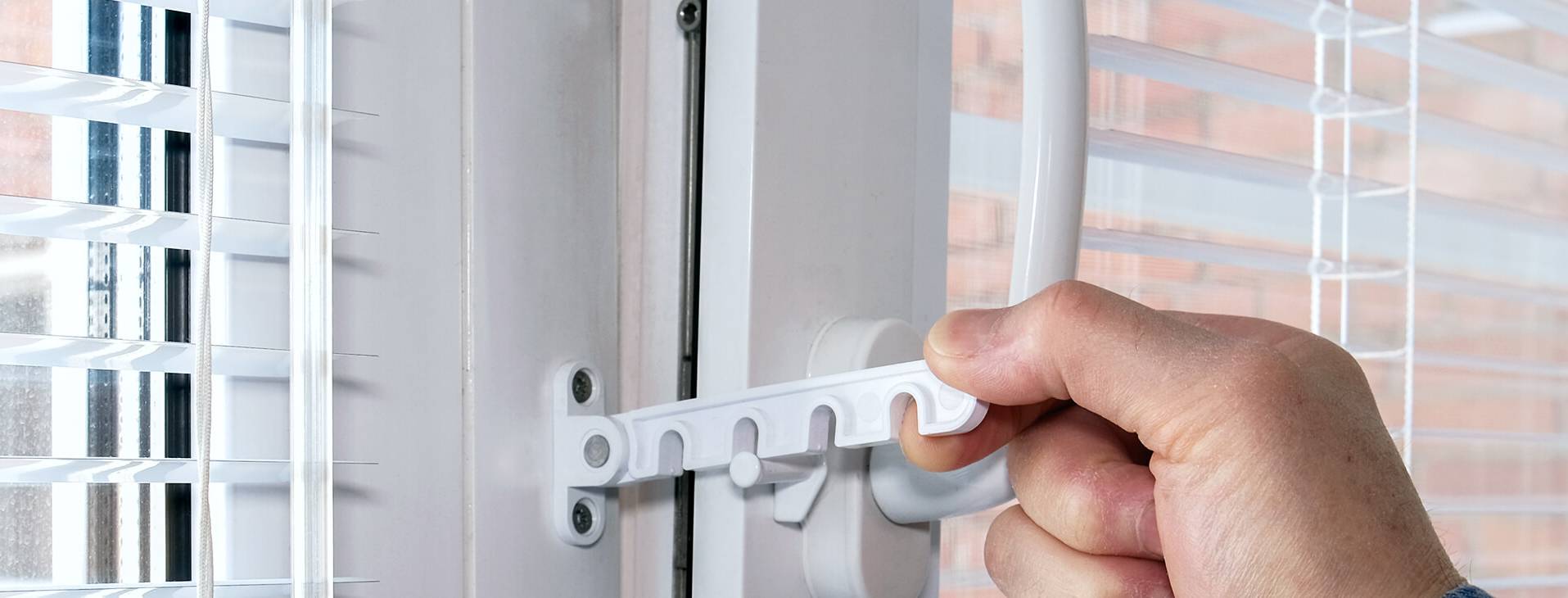 Установка оконной гребенки