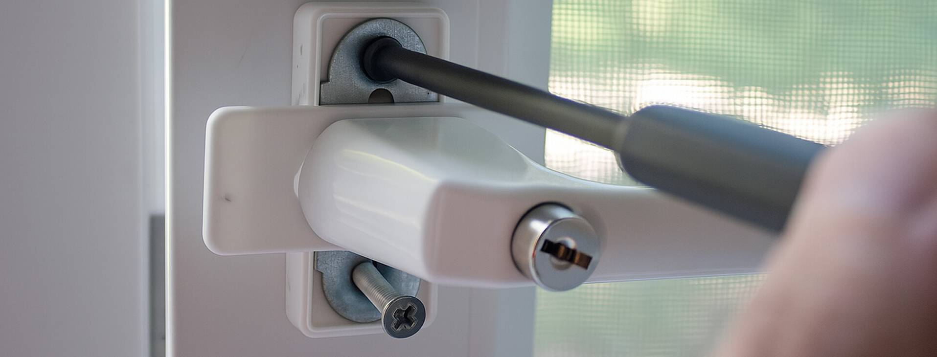 Замена замка ручки окна